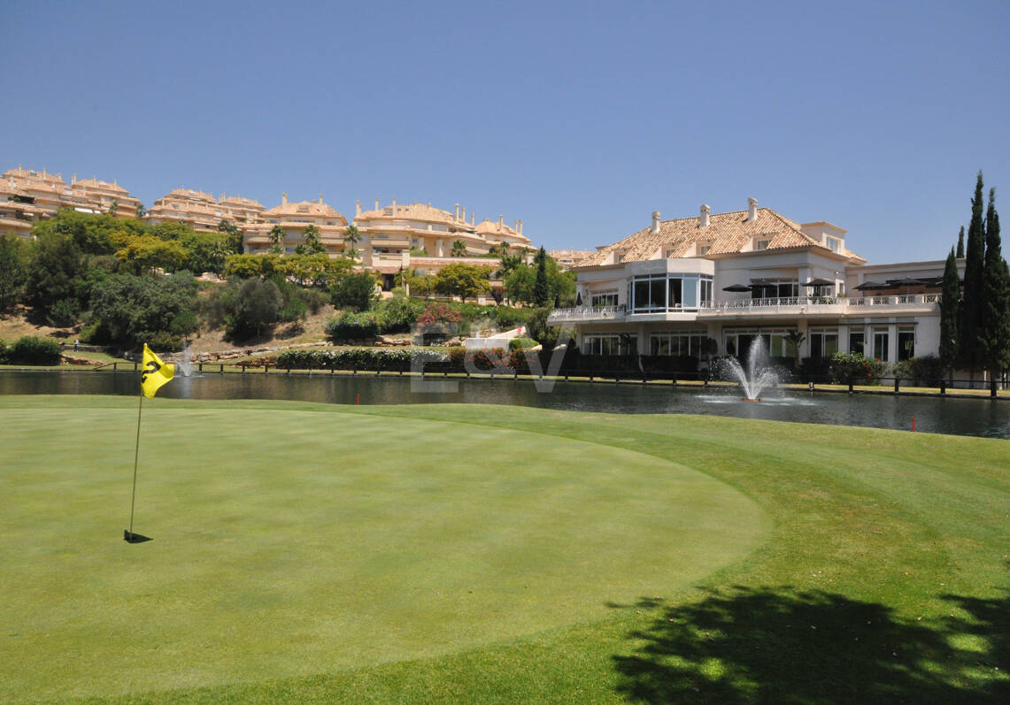 Duplex penthouse with spectacular views of the sea, golf course and nature