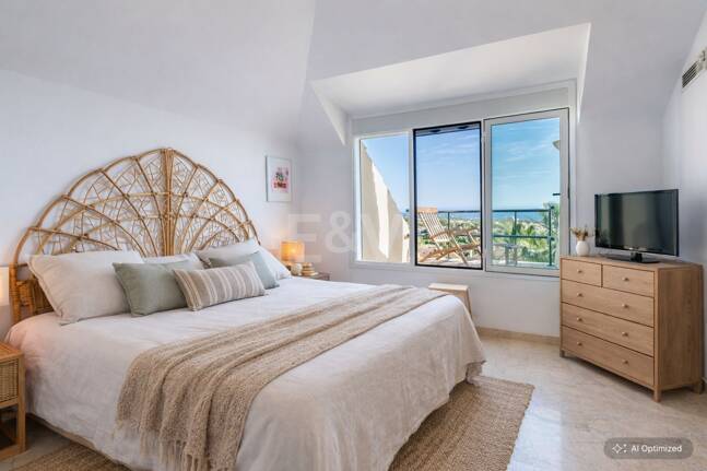 Penthouse with spectacular views of the sea, golf course, and nature