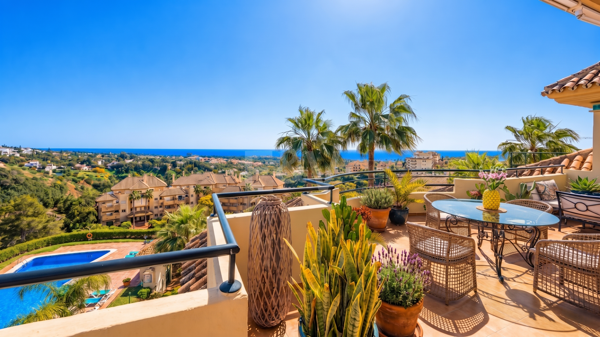 Penthouse med spektakulär utsikt över havet, golfbanan och naturen