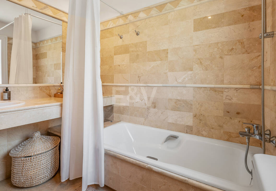 Penthouse with spectacular views of the sea, golf course, and nature