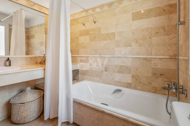 Penthouse with spectacular views of the sea, golf course, and nature