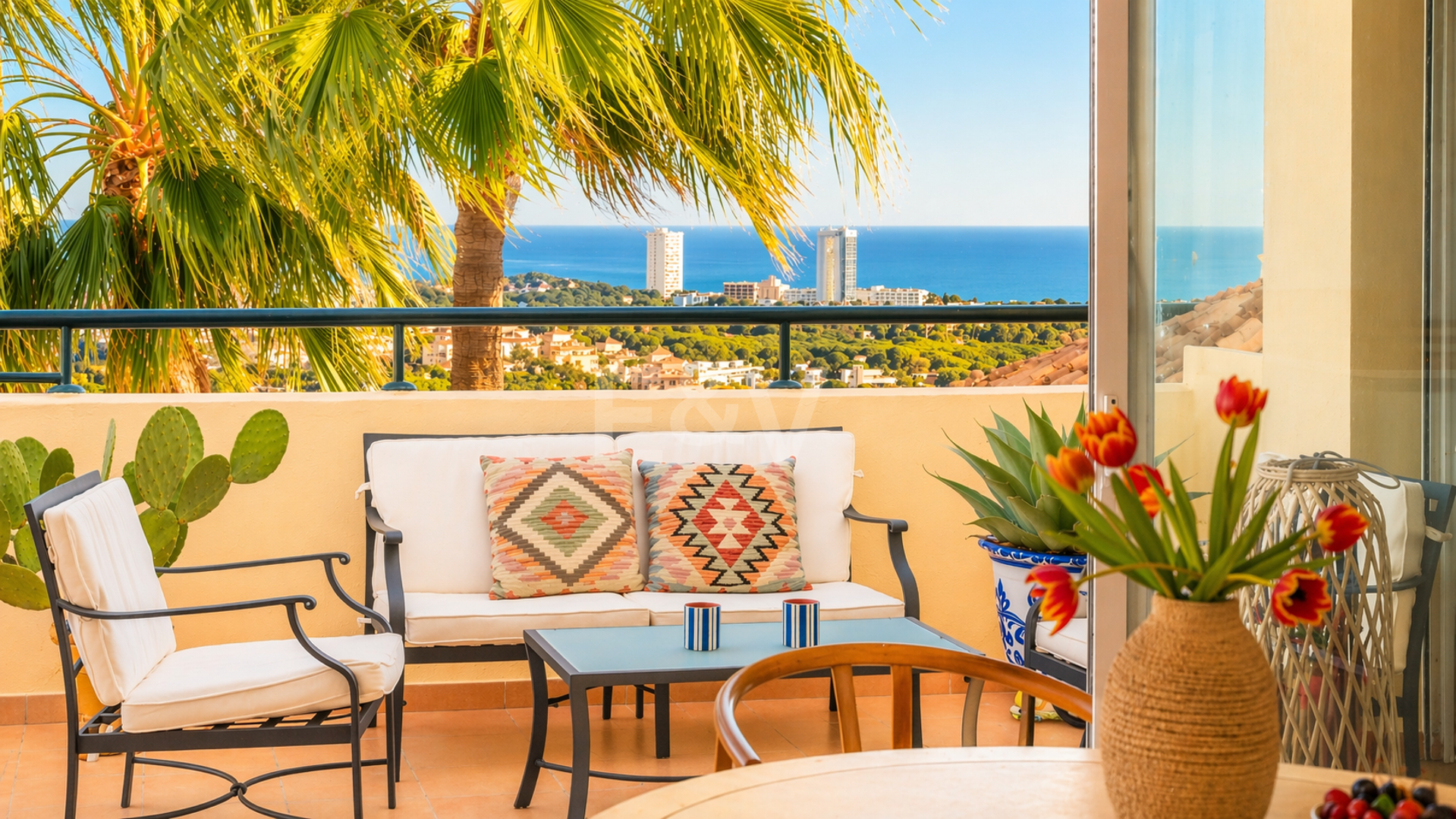 Penthouse med spektakulär utsikt över havet, golfbanan och naturen