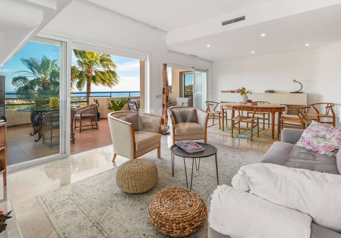 Duplex penthouse with spectacular views of the sea, golf course and nature