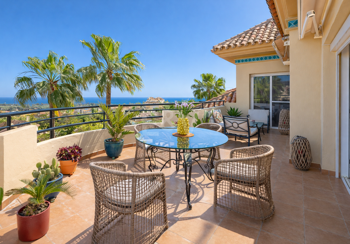 Duplex penthouse with spectacular views of the sea, golf course and nature