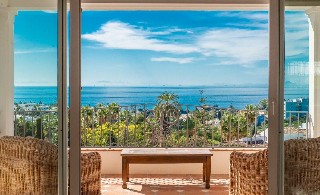 Villa de estilo andaluz en Río Real con impresionantes vistas