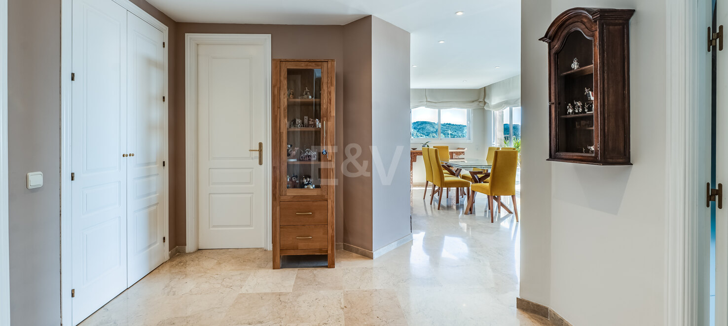 Stylish Apartment with Sea Views in Elviria