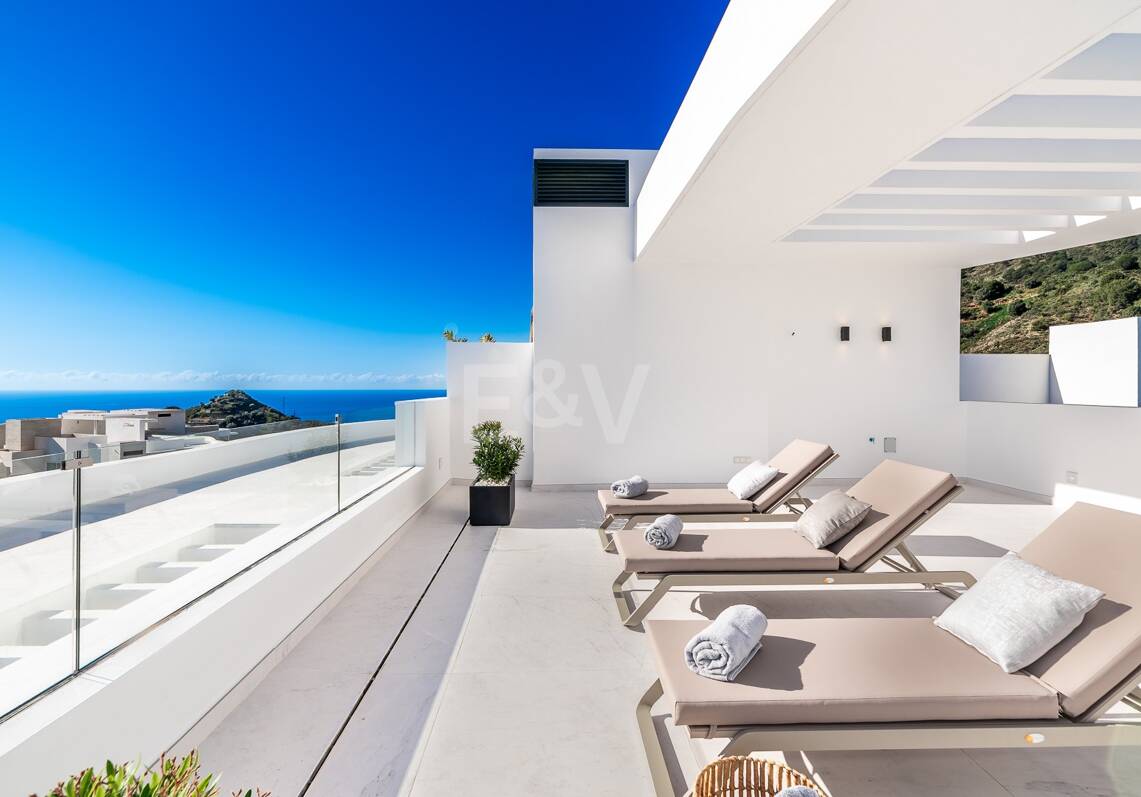 Luxury Penthouse with Stunning Sea Views in Palo Alto Marbella