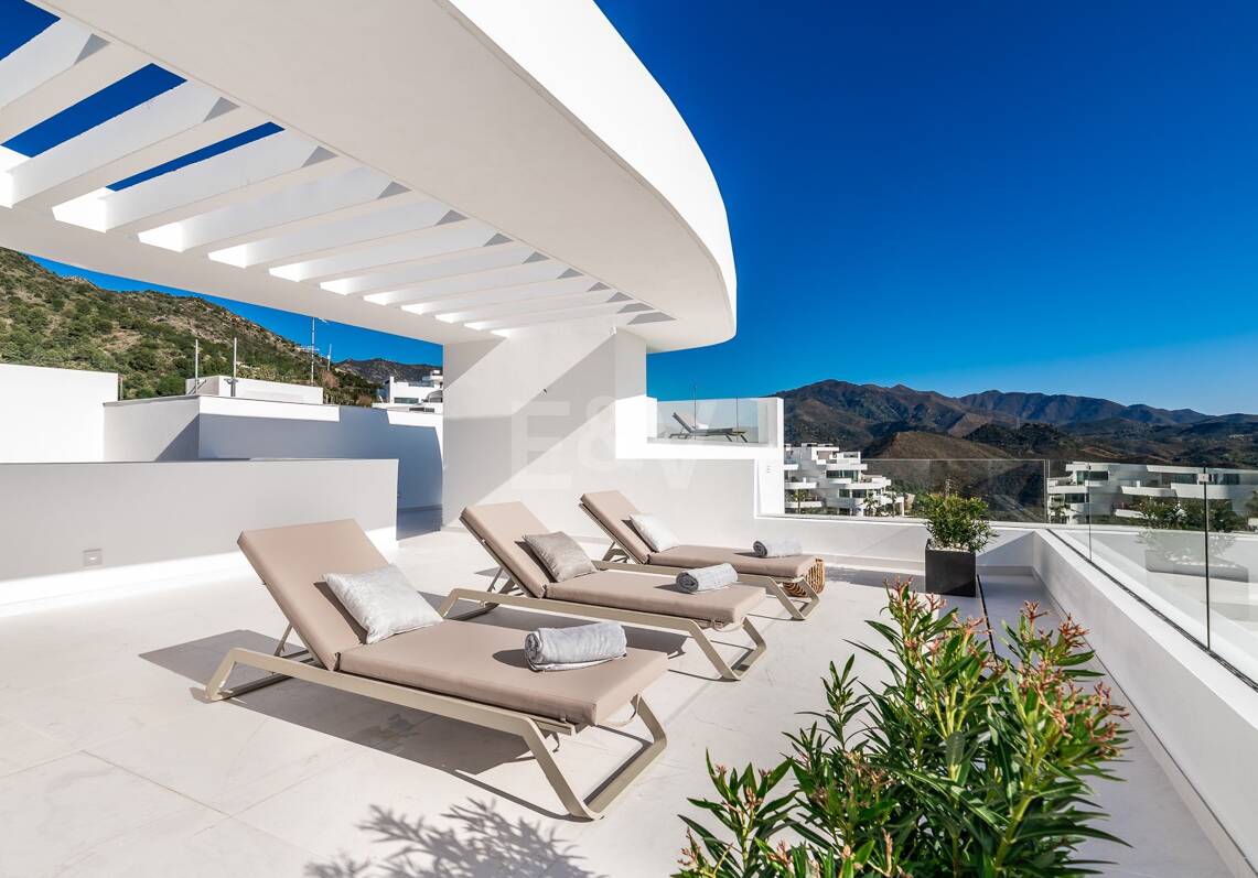 Luxury Penthouse with Stunning Sea Views in Palo Alto Marbella