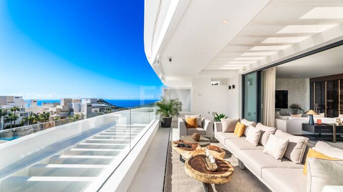 Lujoso ático con impresionantes vistas al mar en Palo Alto Marbella