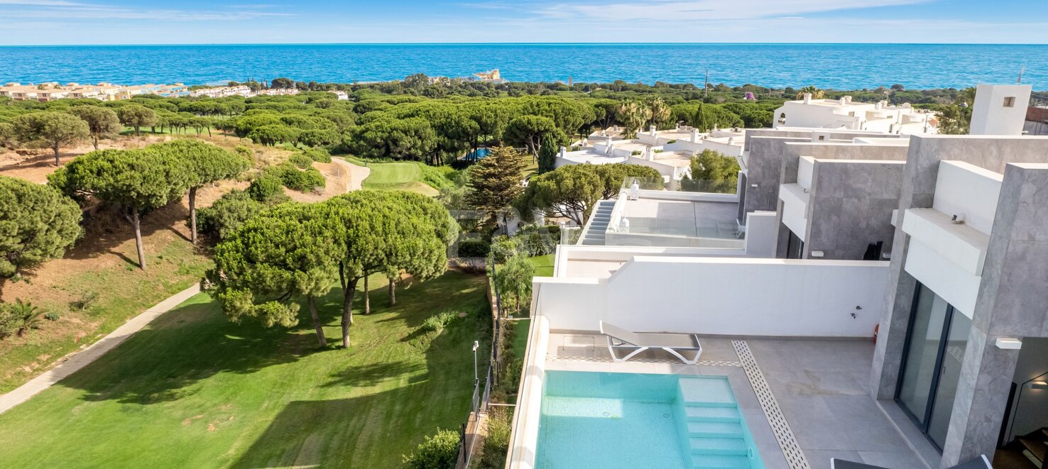 Luxuriöses Stadthaus in Cabopino mit Meer- und Grünblick