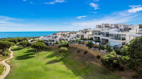 Maison de ville de luxe à Cabopino avec vue sur la mer et le vert