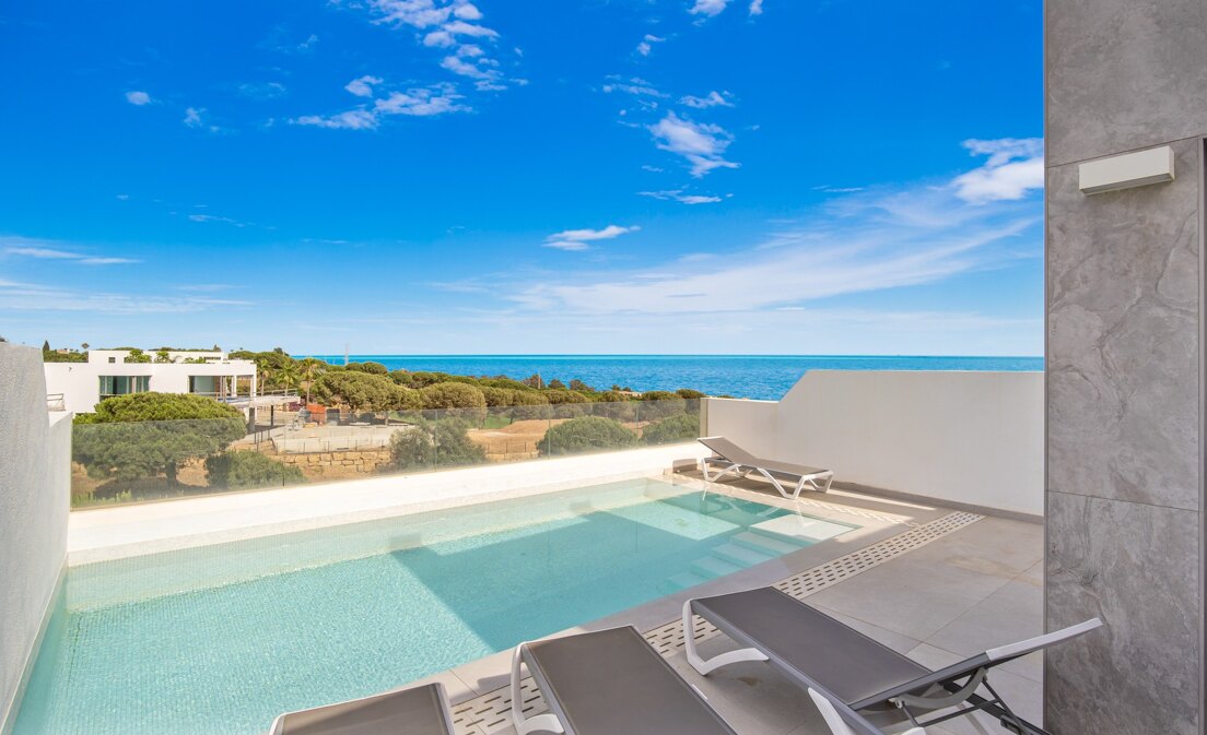 Maison de ville de luxe à Cabopino avec vue sur la mer et le vert