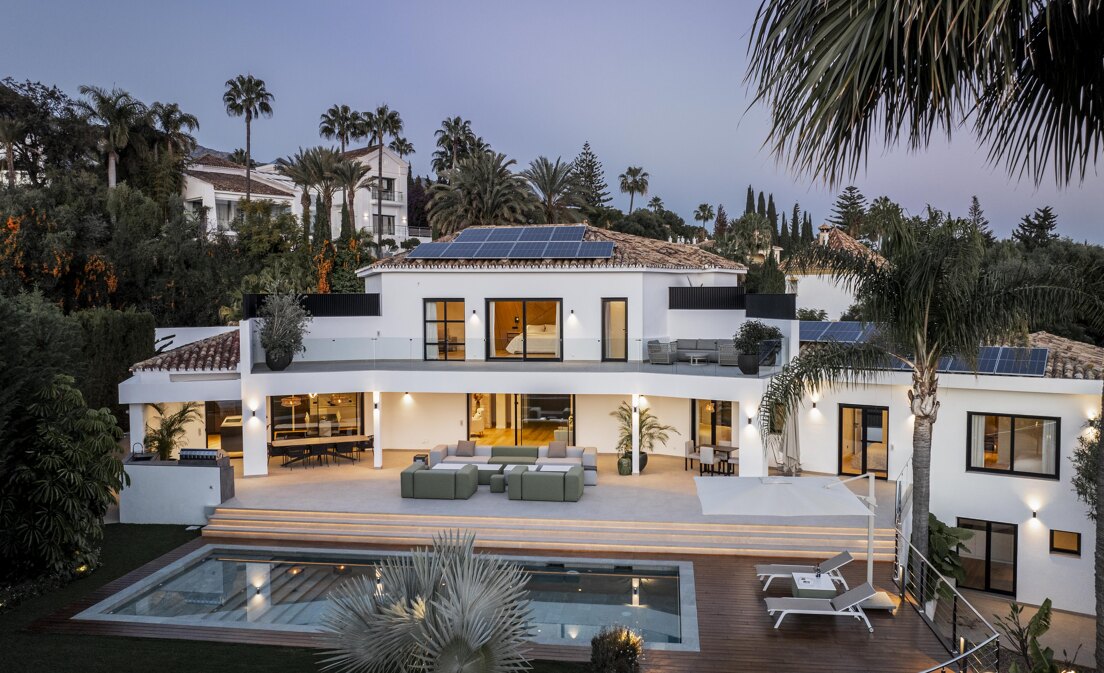 Südlich ausgerichtete Villa mit Panoramablick aufs Meer in Marbellas Goldener Meile