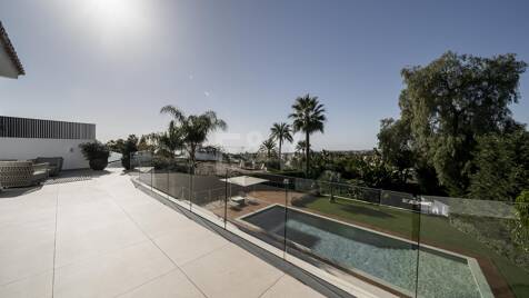 Südlich ausgerichtete Villa mit Panoramablick aufs Meer in Marbellas Goldener Meile