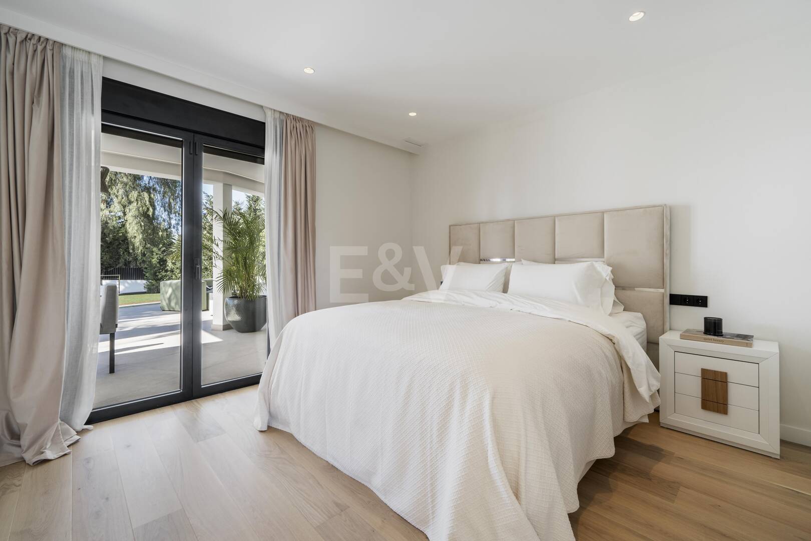 South-Facing Villa with Panoramic Sea Views in Marbella’s Golden Mile