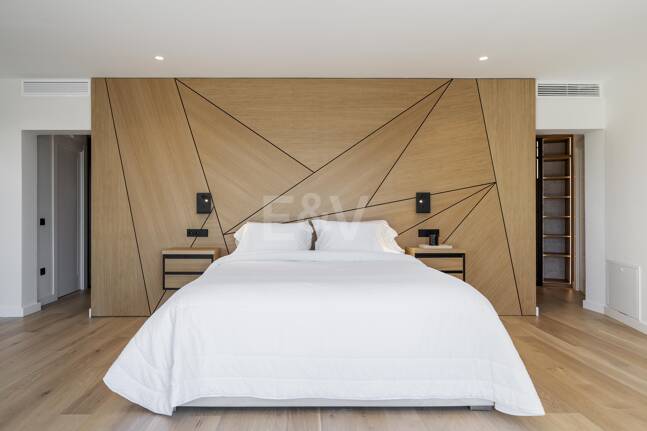 South-Facing Villa with Panoramic Sea Views in Marbella’s Golden Mile