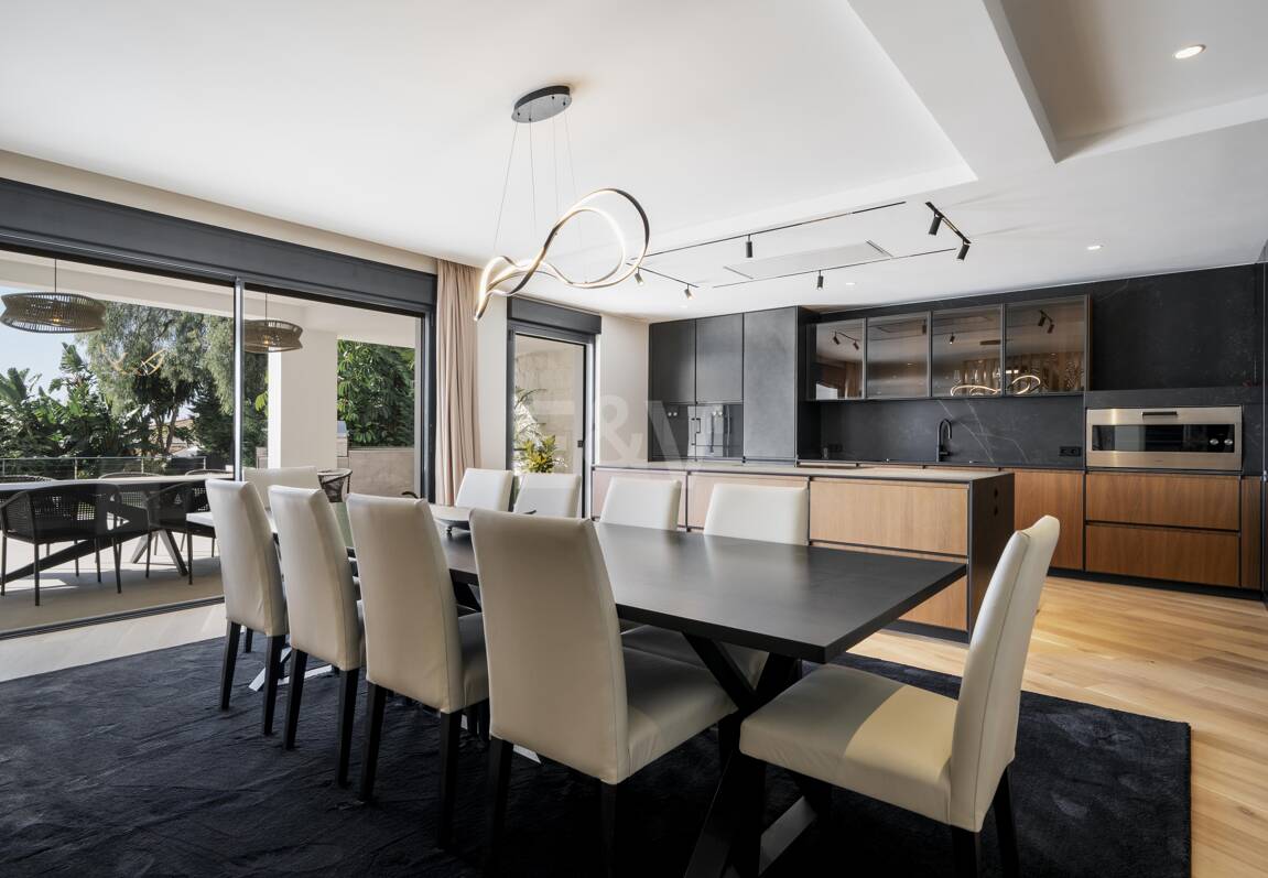 South-Facing Villa with Panoramic Sea Views in Marbella’s Golden Mile