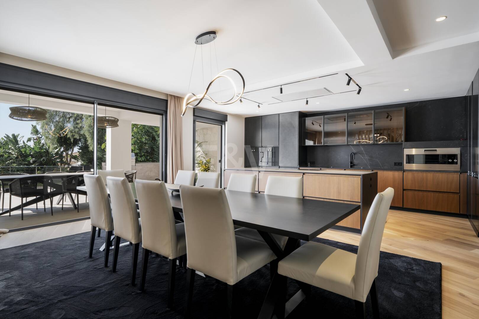 South-Facing Villa with Panoramic Sea Views in Marbella’s Golden Mile