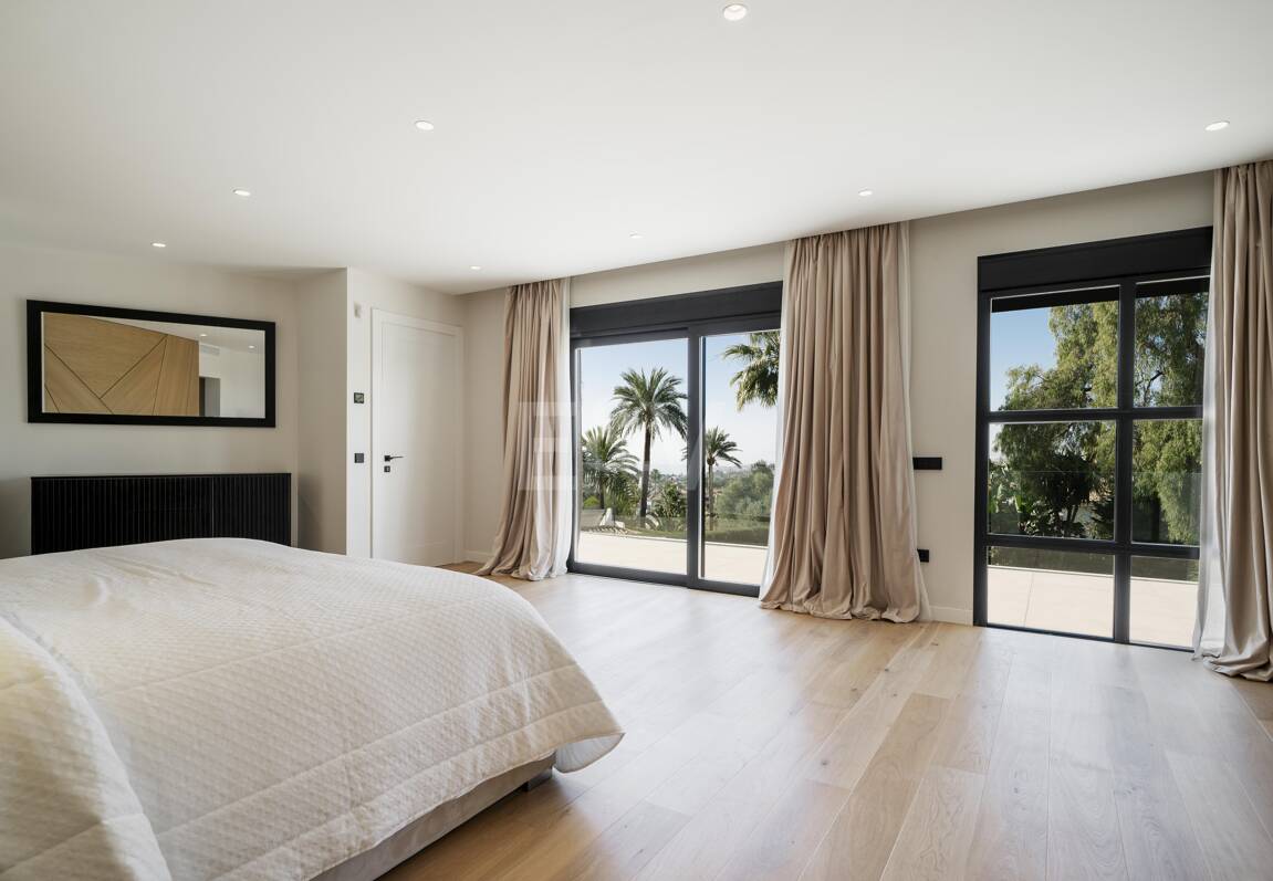 South-Facing Villa with Panoramic Sea Views in Marbella’s Golden Mile