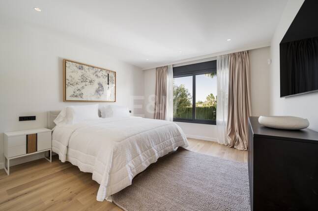 South-Facing Villa with Panoramic Sea Views in Marbella’s Golden Mile