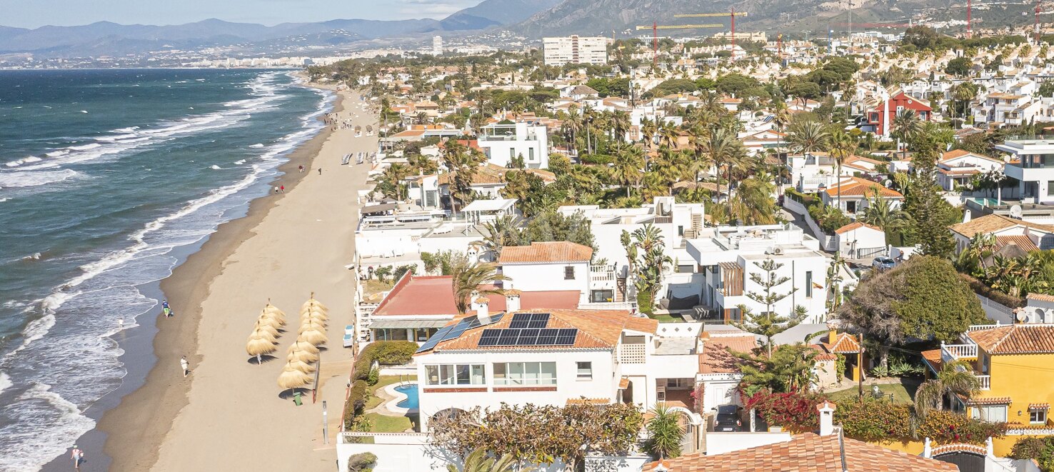 Villa en primera línea con acceso directo a la playa en Costabella, Marbella Este