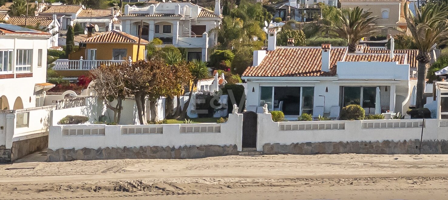 Villa en primera línea con acceso directo a la playa en Costabella, Marbella Este