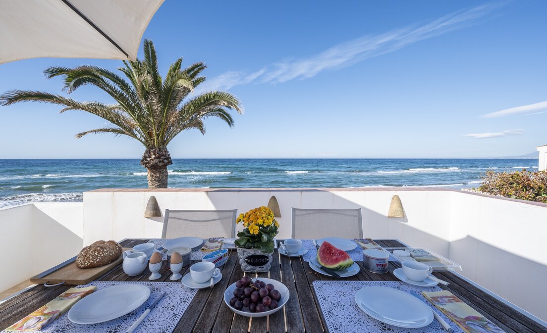 Villa in erster Reihe mit direktem Zugang zum Strand in Costabella, Marbella Ost