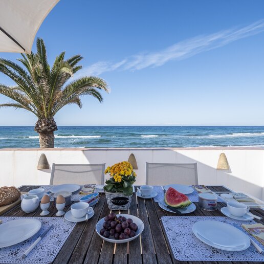 Villa en primera línea con acceso directo a la playa en Costabella, Marbella Este