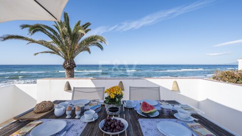 Villa in erster Reihe mit direktem Zugang zum Strand in Costabella, Marbella Ost