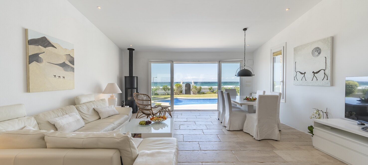 Villa en primera línea con acceso directo a la playa en Costabella, Marbella Este