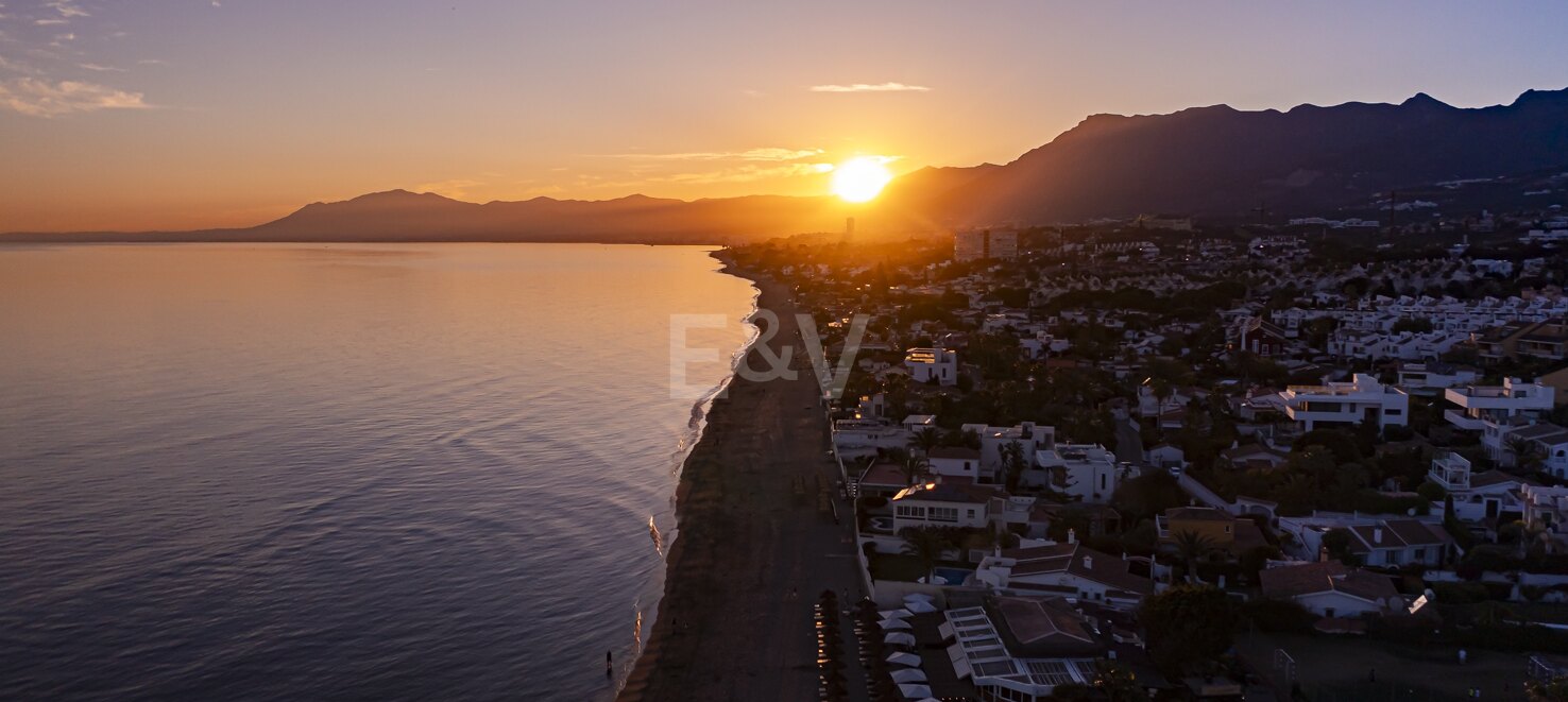 Villa en primera línea con acceso directo a la playa en Costabella, Marbella Este