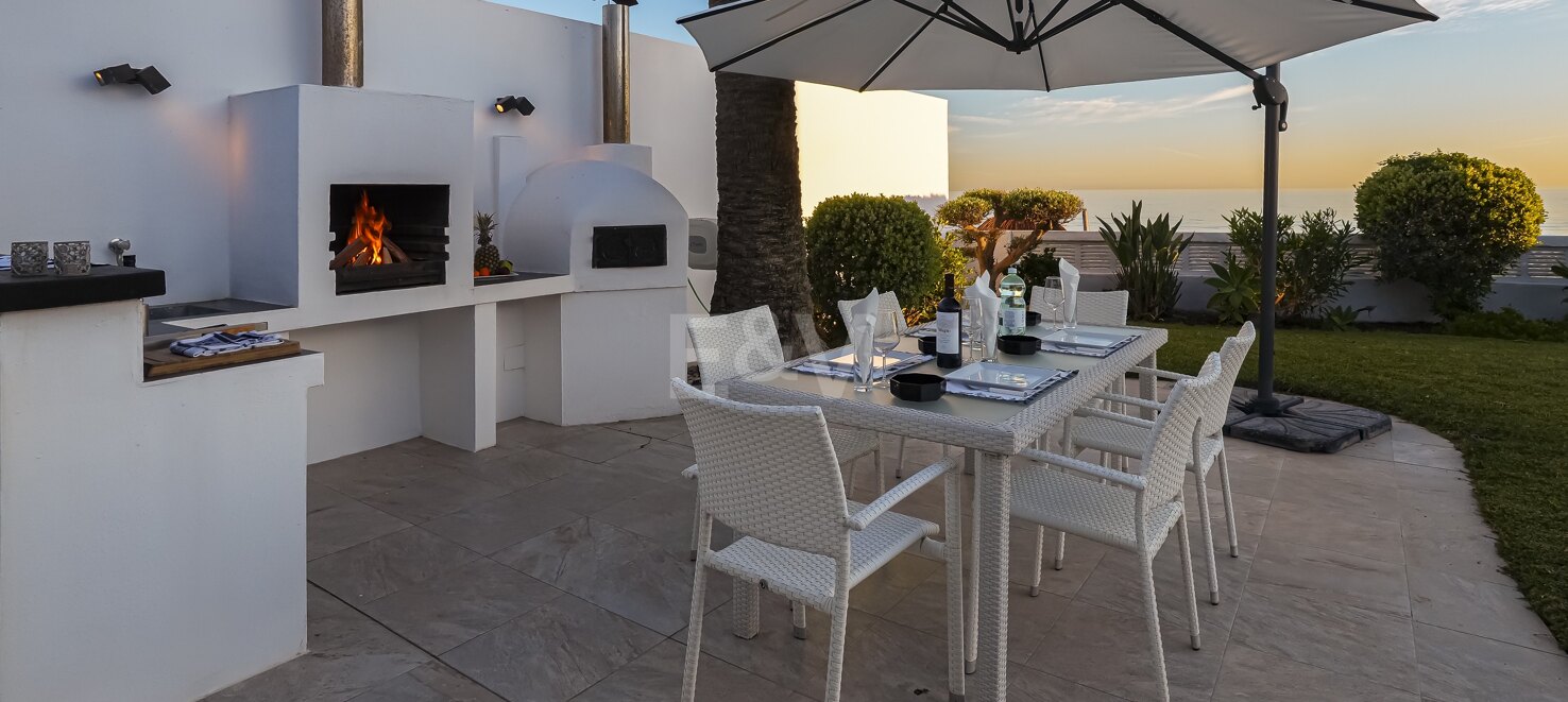 Villa en primera línea con acceso directo a la playa en Costabella, Marbella Este