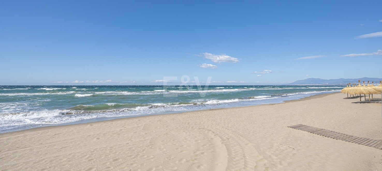 Villa en primera línea con acceso directo a la playa en Costabella, Marbella Este