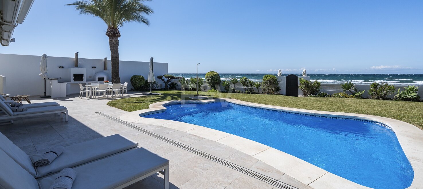 Villa en primera línea con acceso directo a la playa en Costabella, Marbella Este