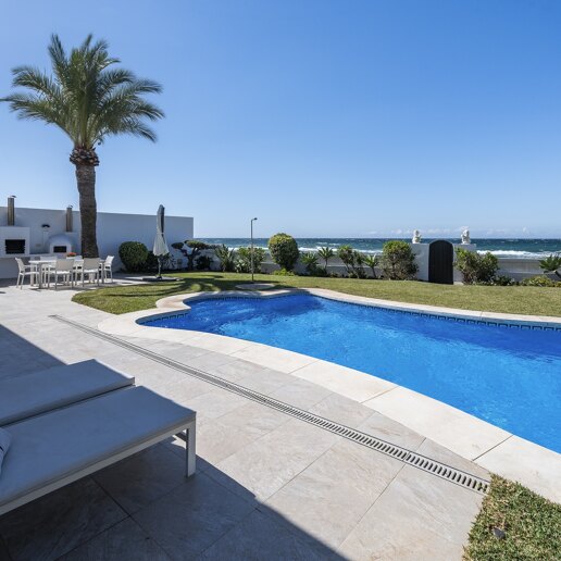 Villa en primera línea con acceso directo a la playa en Costabella, Marbella Este