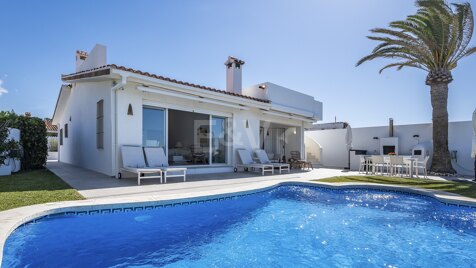 Villa in erster Reihe mit direktem Zugang zum Strand in Costabella, Marbella Ost