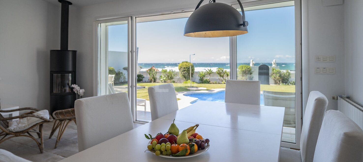 Villa en primera línea con acceso directo a la playa en Costabella, Marbella Este