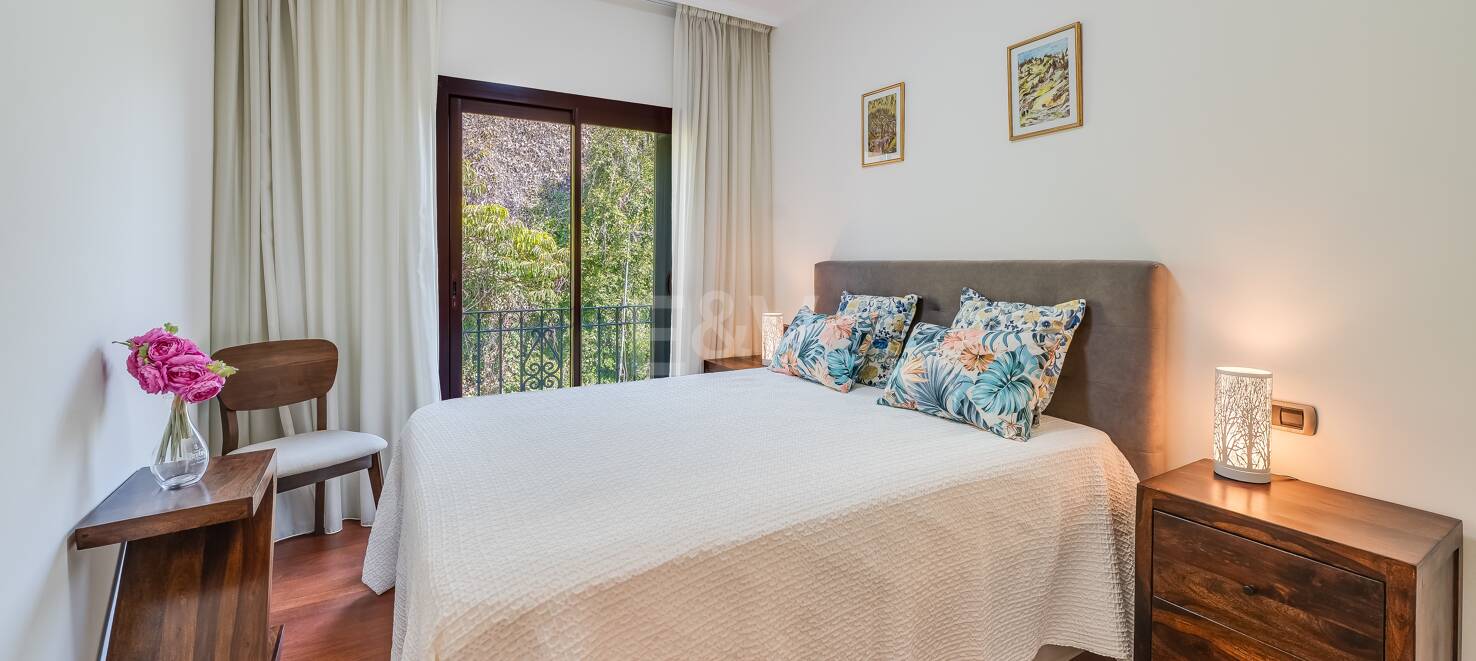 Semi-Detached House in a Gated Community Near Puente Romano