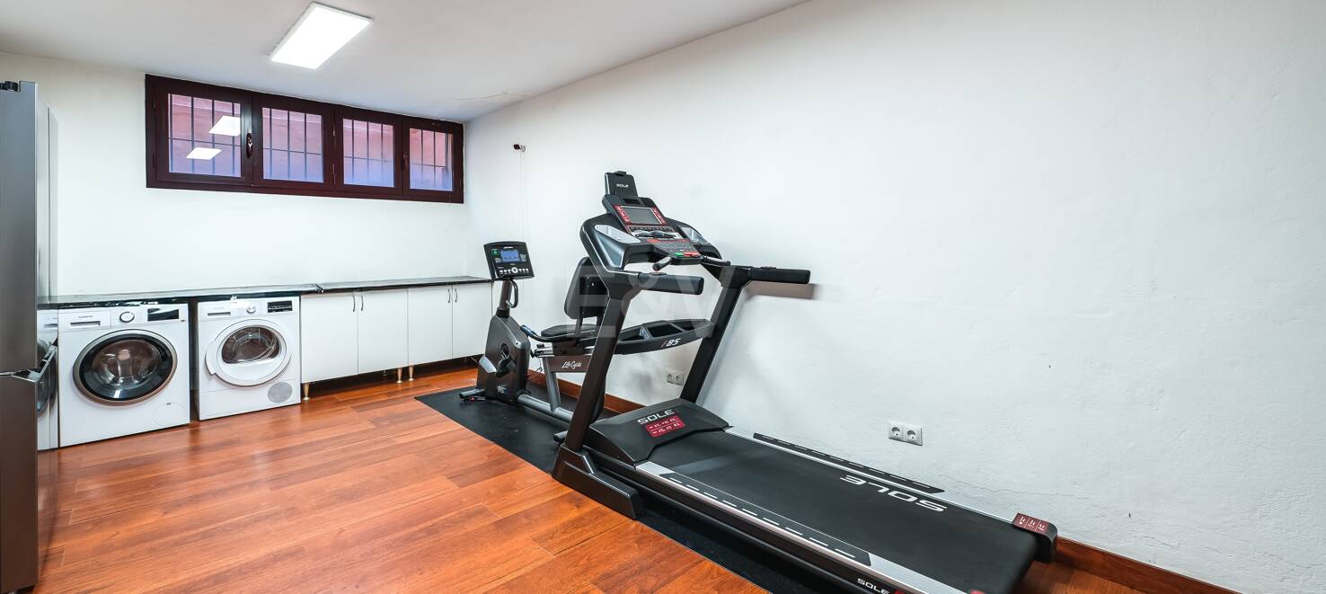 Semi-Detached House in a Gated Community Near Puente Romano