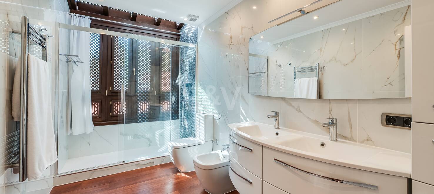 Semi-Detached House in a Gated Community Near Puente Romano