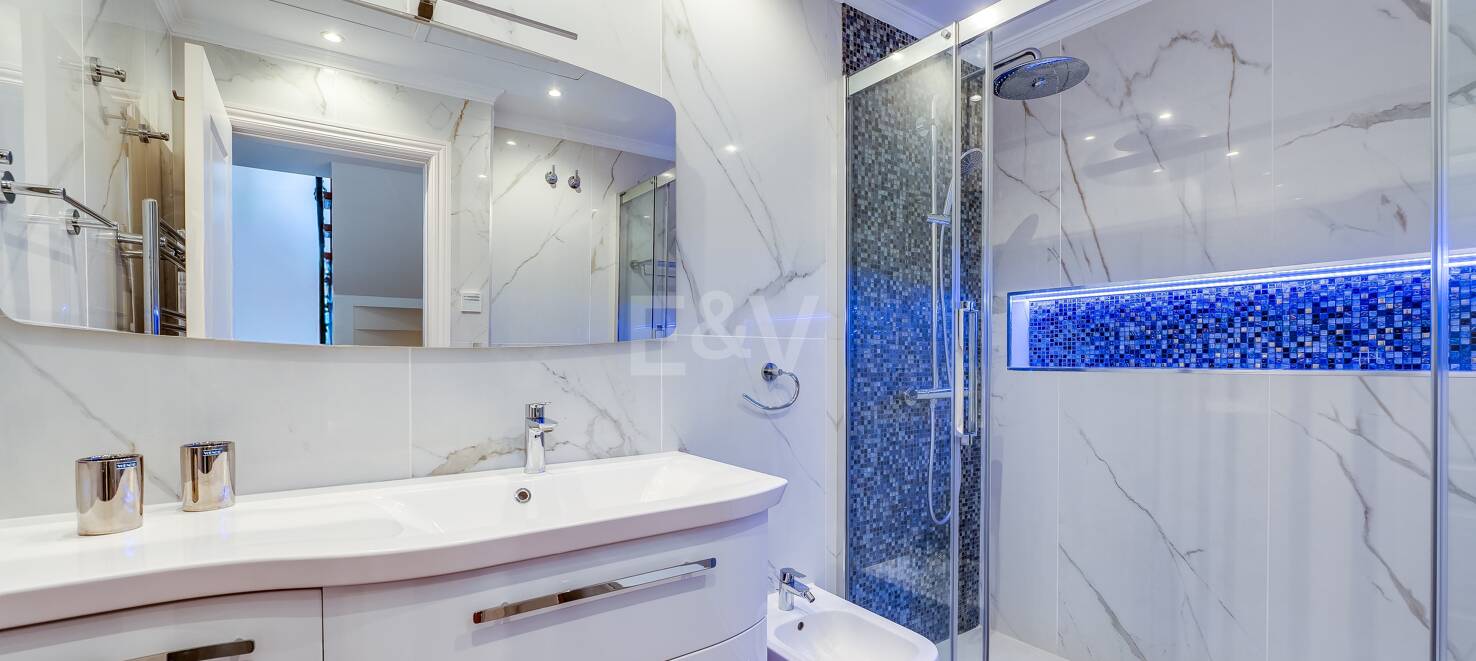 Semi-Detached House in a Gated Community Near Puente Romano