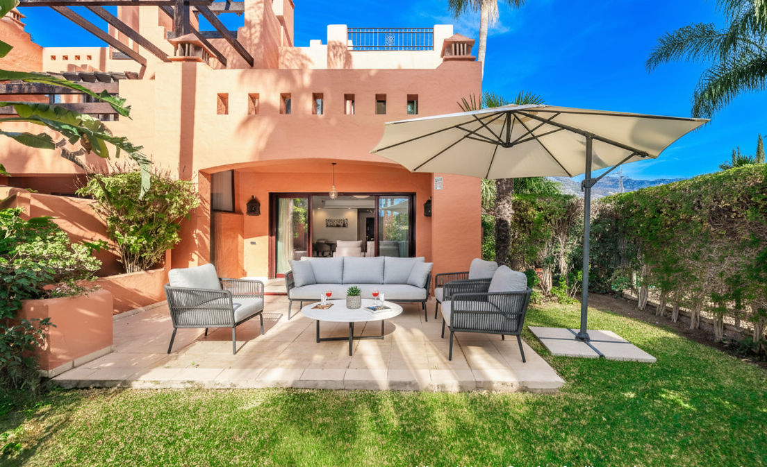 Renoverat halvt fristående hus i en gated Marbella gemenskap nära Puente Romano och stranden