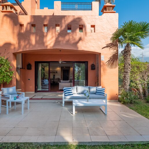 Preciosa casa pareada en una segura urbanización en Marbella, cerca de Puente Romano y la playa.