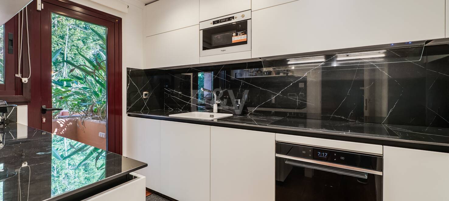 Semi-Detached House in a Gated Community Near Puente Romano