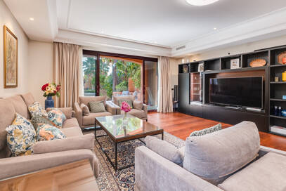 Doppelhaushälfte in einer geschlossenen Wohnanlage in der Nähe von Puente Romano