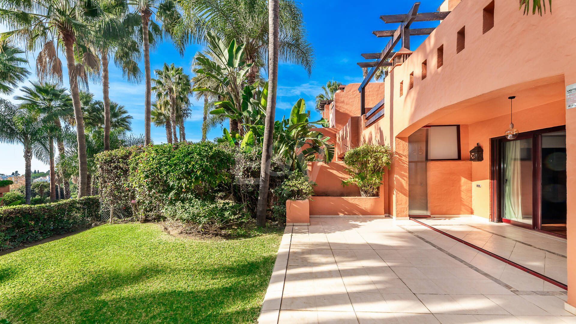 Doppelhaushälfte in einer geschlossenen Wohnanlage in der Nähe von Puente Romano