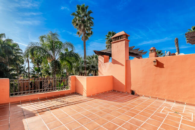 Doppelhaushälfte in einer geschlossenen Wohnanlage in der Nähe von Puente Romano