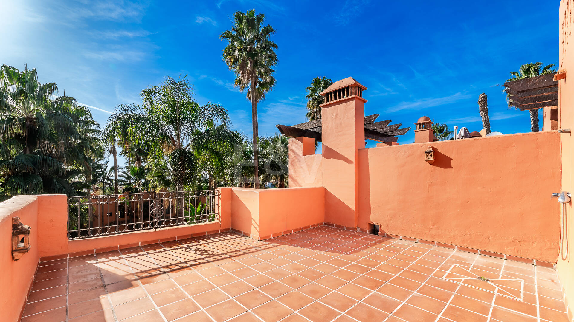 Doppelhaushälfte in einer geschlossenen Wohnanlage in der Nähe von Puente Romano