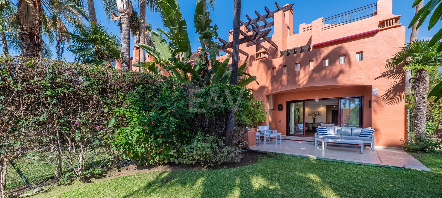 Preciosa casa pareada en una segura urbanización en Marbella, cerca de Puente Romano y la playa.