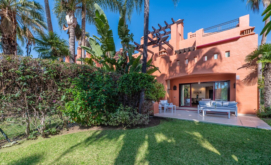 Maison mitoyenne rénovée dans une communauté de Marbella près de Puente Romano et de la plage